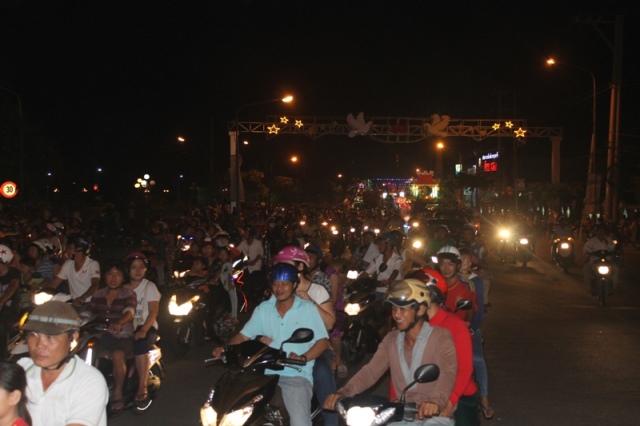 Đồng Tháp: Diễu Hành Xe Hoa và Văn Nghệ Phật Đản