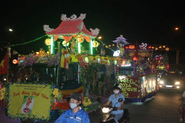 Đồng Tháp: Diễu Hành Xe Hoa và Văn Nghệ Phật Đản
