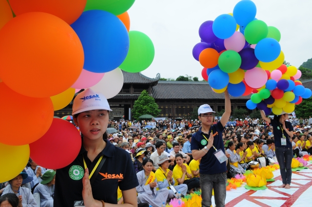 Vesak 2014: Chùm ảnh không khí hân hoan chào mừng Vesak 2014