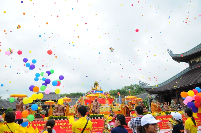 Vesak 2014: Chùm ảnh không khí hân hoan chào mừng Vesak 2014