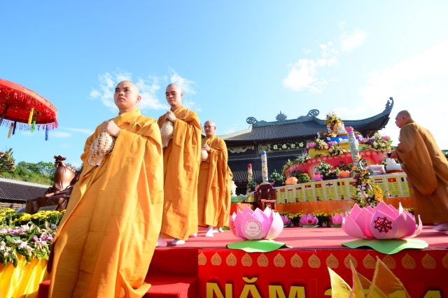 Vesak 2014: Trang nghiêm đàn tràng cầu nguyện thế giới hòa bình