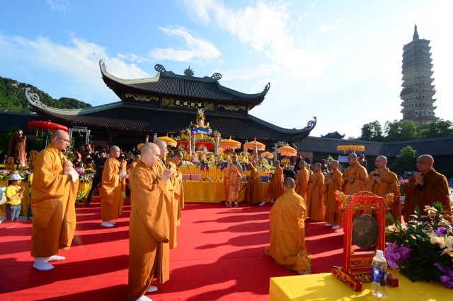Vesak 2014: Trang nghiêm đàn tràng cầu nguyện thế giới hòa bình