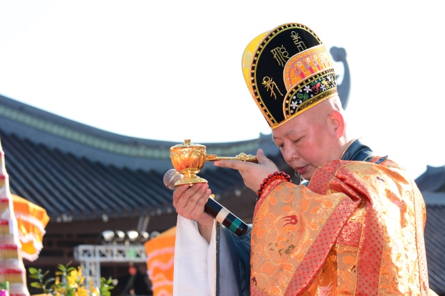 Vesak 2014: Trang nghiêm đàn tràng cầu nguyện thế giới hòa bình