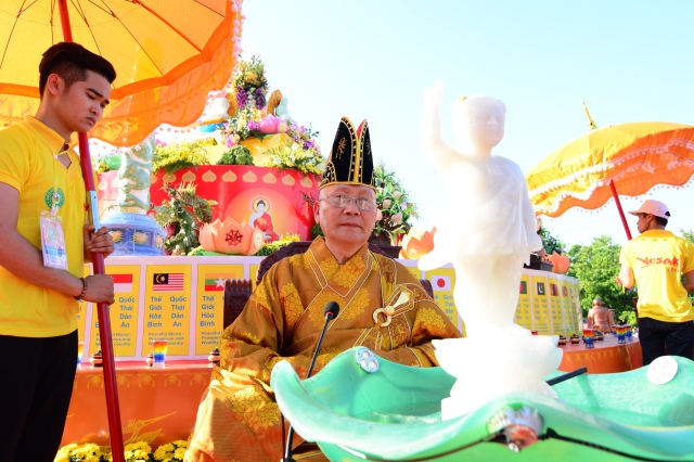Vesak 2014: Trang nghiêm đàn tràng cầu nguyện thế giới hòa bình