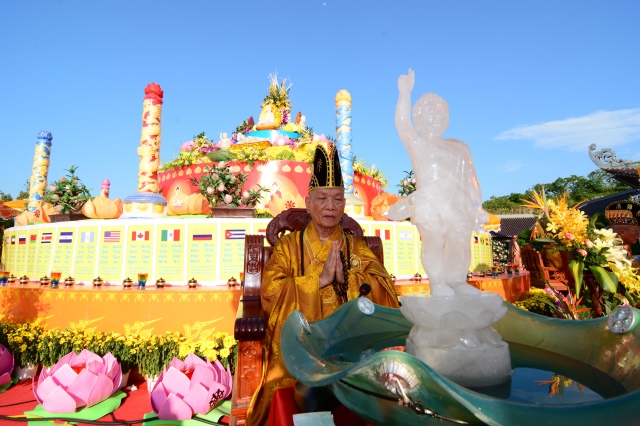 Vesak 2014: Trang nghiêm đàn tràng cầu nguyện thế giới hòa bình