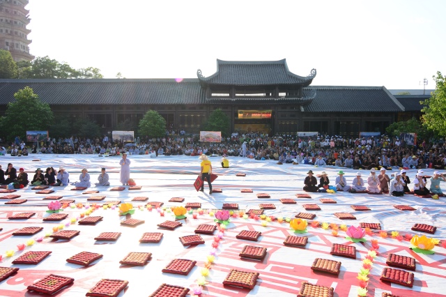 Vesak 2014: Trang nghiêm đàn tràng cầu nguyện thế giới hòa bình