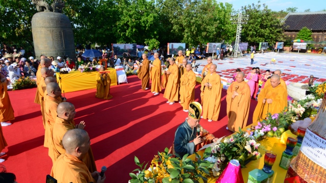 Vesak 2014: Trang nghiêm đàn tràng cầu nguyện thế giới hòa bình