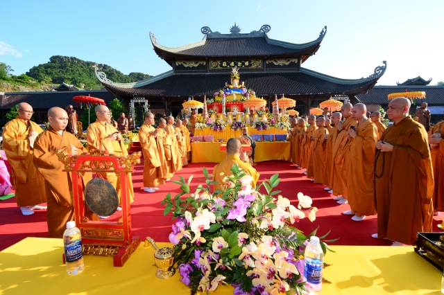 Vesak 2014: Trang nghiêm đàn tràng cầu nguyện thế giới hòa bình
