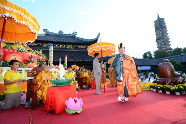 Vesak 2014: Trang nghiêm đàn tràng cầu nguyện thế giới hòa bình