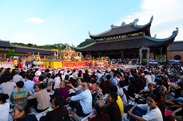 Vesak 2014: Trang nghiêm đàn tràng cầu nguyện thế giới hòa bình