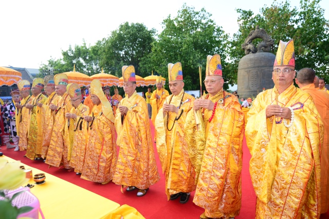 Vesak 2014: Trang nghiêm đàn tràng cầu nguyện thế giới hòa bình