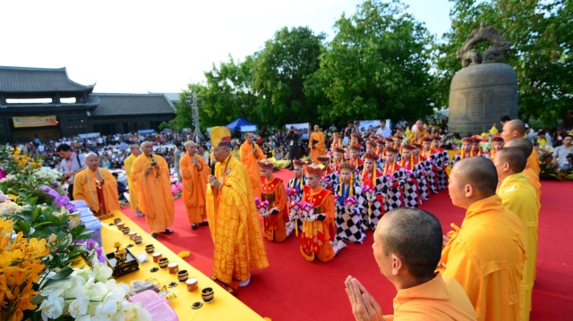 Vesak 2014: Trang nghiêm đàn tràng cầu nguyện thế giới hòa bình