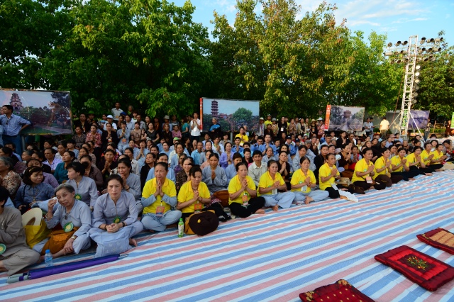 Vesak 2014: Trang nghiêm đàn tràng cầu nguyện thế giới hòa bình