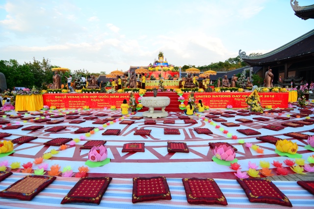 Vesak 2014: Trang nghiêm đàn tràng cầu nguyện thế giới hòa bình