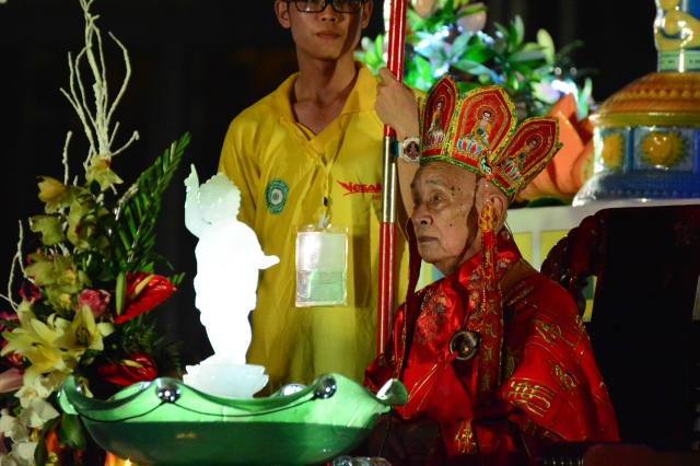 Vesak 2014: Trang nghiêm đàn tràng cầu nguyện thế giới hòa bình