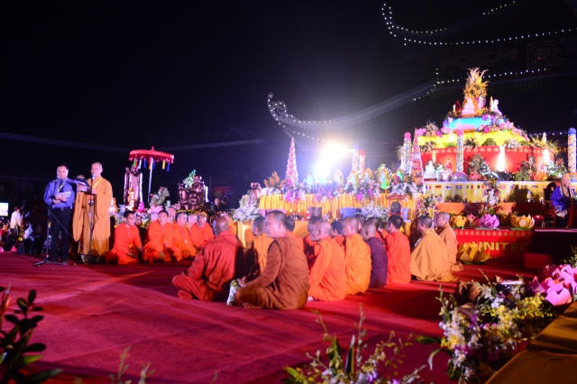 Vesak 2014: Lãnh đạo đảng, nhà nước, Phật giáo quốc tế cầu nguyện hòa bình