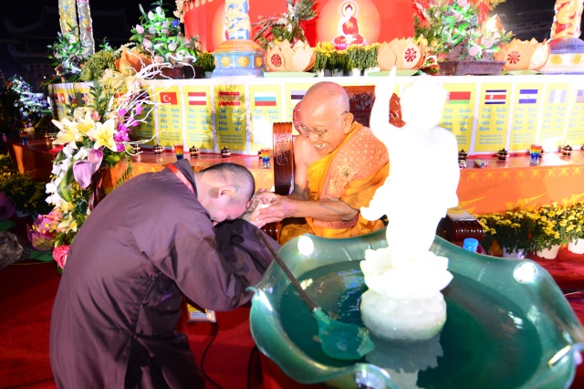 Vesak 2014: Lãnh đạo đảng, nhà nước, Phật giáo quốc tế cầu nguyện hòa bình
