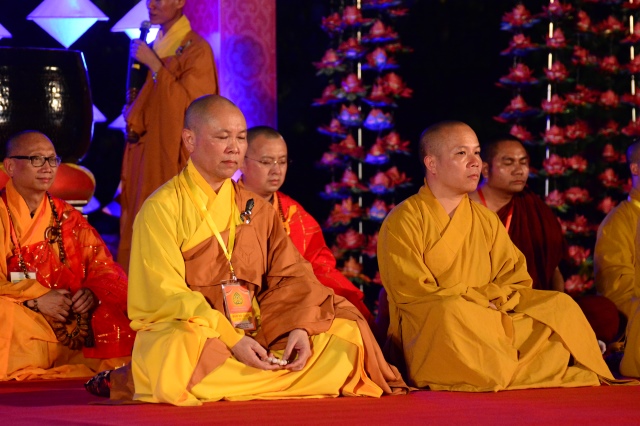 Vesak 2014: Huyền nhiệm đêm thắp nến cầu nguyện hòa bình thế giới
