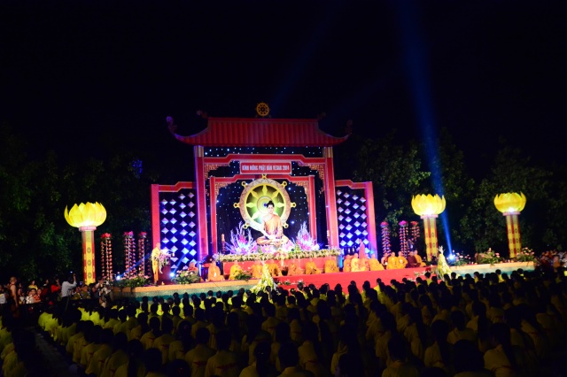 Vesak 2014: Huyền nhiệm đêm thắp nến cầu nguyện hòa bình thế giới