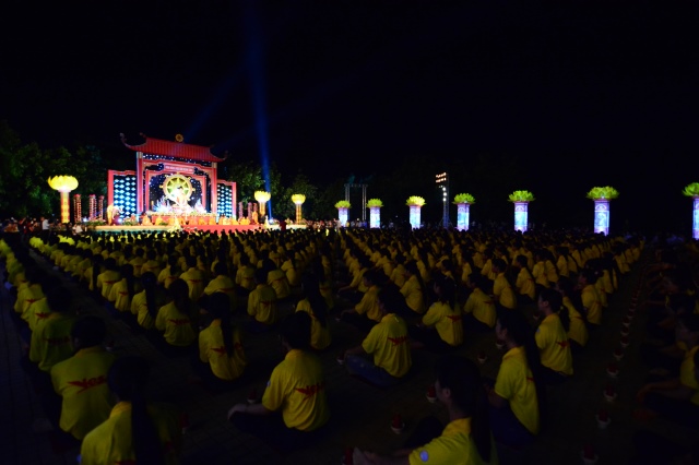 Vesak 2014: Huyền nhiệm đêm thắp nến cầu nguyện hòa bình thế giới