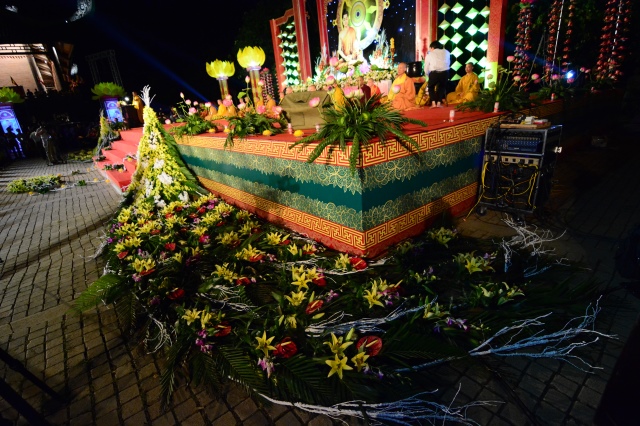 Vesak 2014: Huyền nhiệm đêm thắp nến cầu nguyện hòa bình thế giới