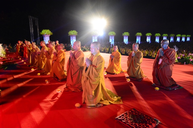 Vesak 2014: Huyền nhiệm đêm thắp nến cầu nguyện hòa bình thế giới