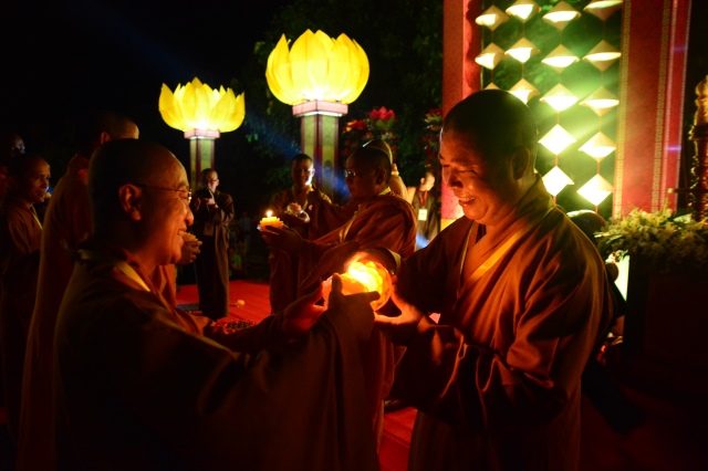 Vesak 2014: Huyền nhiệm đêm thắp nến cầu nguyện hòa bình thế giới