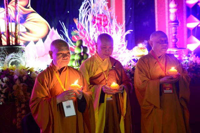 Vesak 2014: Huyền nhiệm đêm thắp nến cầu nguyện hòa bình thế giới