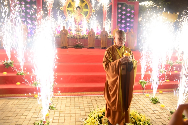 Vesak 2014: Huyền nhiệm đêm thắp nến cầu nguyện hòa bình thế giới