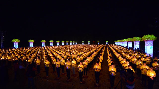 Vesak 2014: Huyền nhiệm đêm thắp nến cầu nguyện hòa bình thế giới