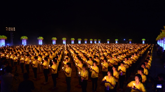 Vesak 2014: Huyền nhiệm đêm thắp nến cầu nguyện hòa bình thế giới