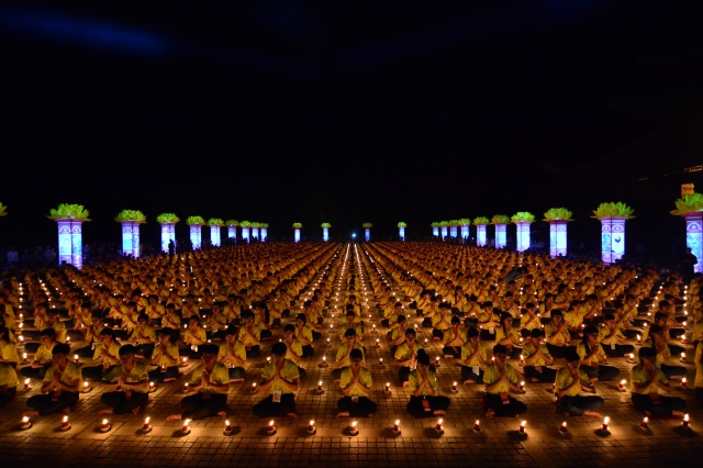 Vesak 2014: Huyền nhiệm đêm thắp nến cầu nguyện hòa bình thế giới
