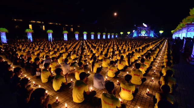 Vesak 2014: Huyền nhiệm đêm thắp nến cầu nguyện hòa bình thế giới