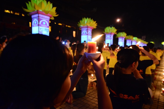 Vesak 2014: Huyền nhiệm đêm thắp nến cầu nguyện hòa bình thế giới