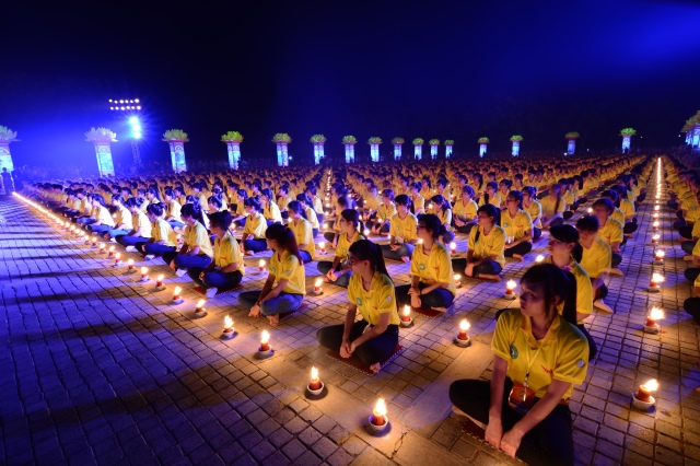 Vesak 2014: Huyền nhiệm đêm thắp nến cầu nguyện hòa bình thế giới