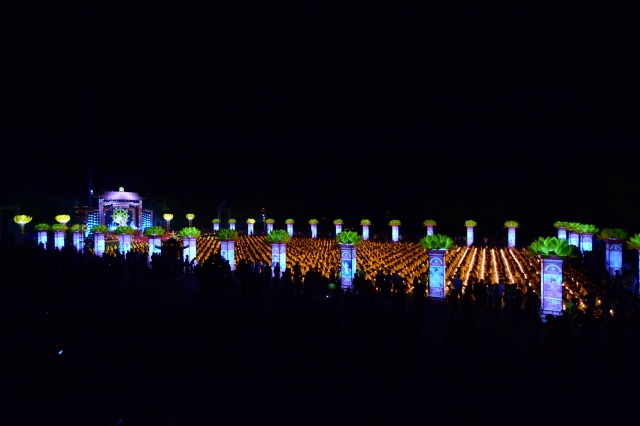 Vesak 2014: Huyền nhiệm đêm thắp nến cầu nguyện hòa bình thế giới