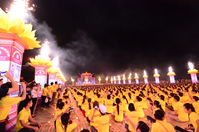 Vesak 2014: Huyền nhiệm đêm thắp nến cầu nguyện hòa bình thế giới
