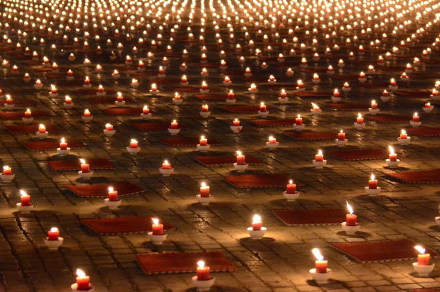 Vesak 2014: Huyền nhiệm đêm thắp nến cầu nguyện hòa bình thế giới