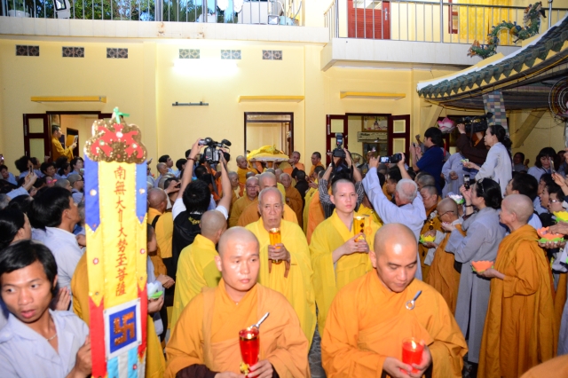 TP.HCM: Hàng ngàn tăng ni Phật tử cung tiễn nhục thân cố HT. Thích Trí Tịnh nhập kim quan