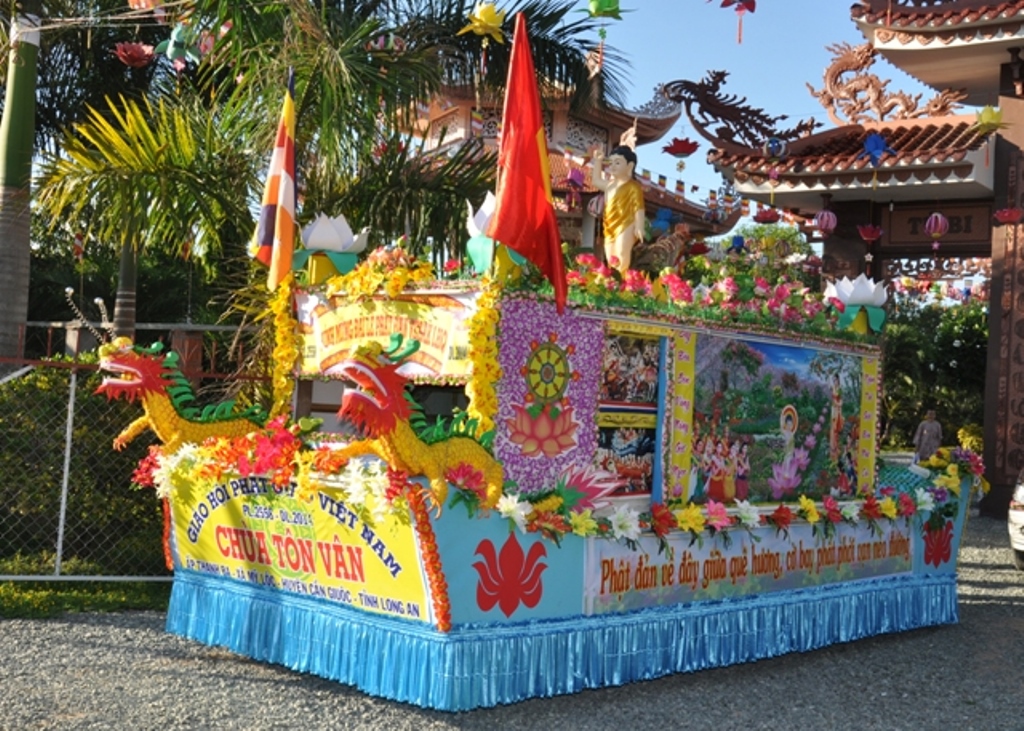 Long An: Chùa Tôn Vân đón chào Phật đản 2558