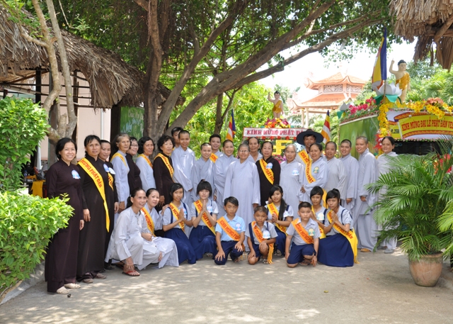 Long An: Chùa Tôn Vân đón chào Phật đản 2558