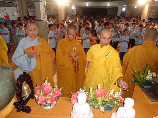 Bình Dương: Xúc động đêm thắp nến tri ân Cha Mẹ tại khóa tu chùa Huệ Minh