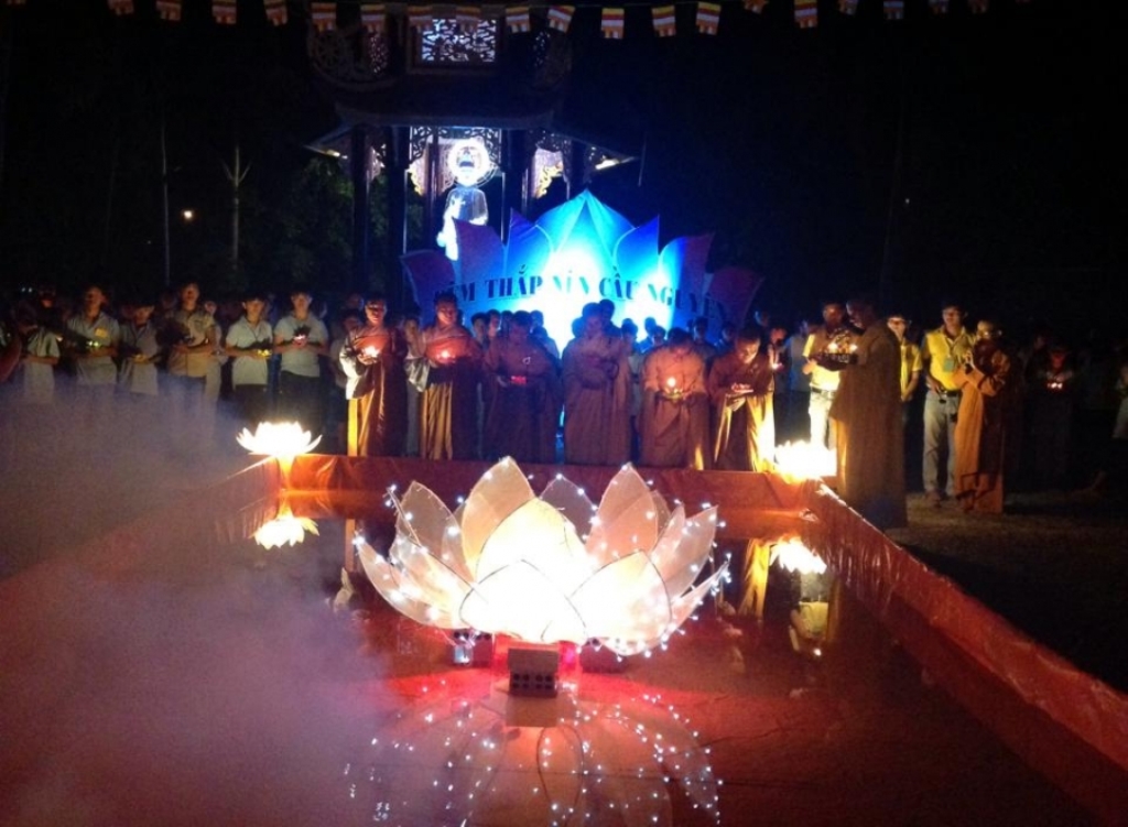 Bình Dương: Xúc động đêm thắp nến tri ân Cha Mẹ tại khóa tu chùa Huệ Minh