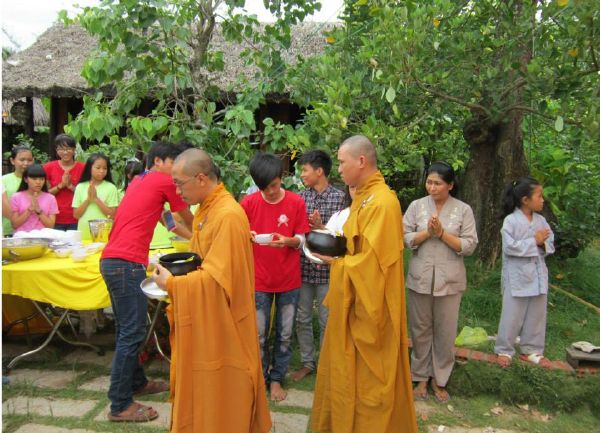 Đồng Tháp: Gieo duyên lành với Tam Bảo trong Phiên Chợ Quê Hương