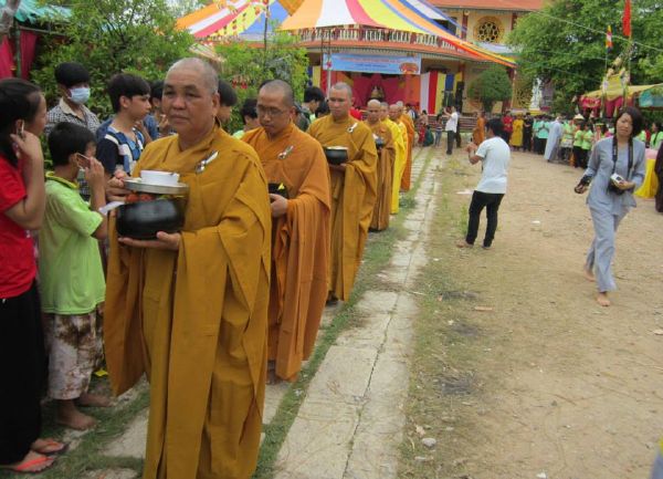 Đồng Tháp: Gieo duyên lành với Tam Bảo trong Phiên Chợ Quê Hương
