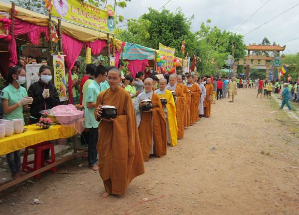 Đồng Tháp: Gieo duyên lành với Tam Bảo trong Phiên Chợ Quê Hương