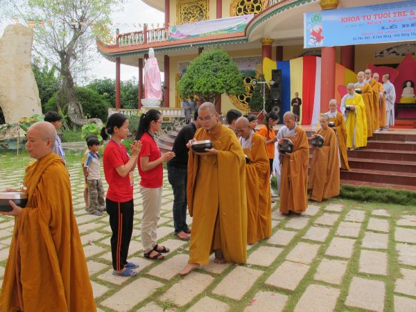 Đồng Tháp: Gieo duyên lành với Tam Bảo trong Phiên Chợ Quê Hương