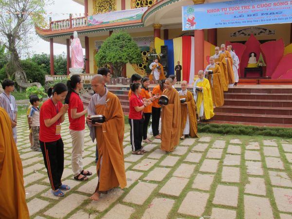 Đồng Tháp: Gieo duyên lành với Tam Bảo trong Phiên Chợ Quê Hương