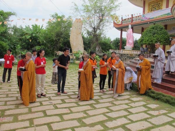 Đồng Tháp: Gieo duyên lành với Tam Bảo trong Phiên Chợ Quê Hương