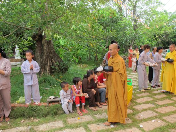 Đồng Tháp: Gieo duyên lành với Tam Bảo trong Phiên Chợ Quê Hương